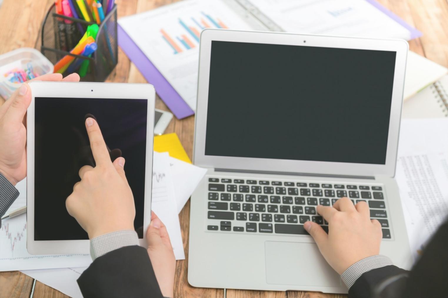 Grupo de personas en una sesión de formación financiera colaborativa