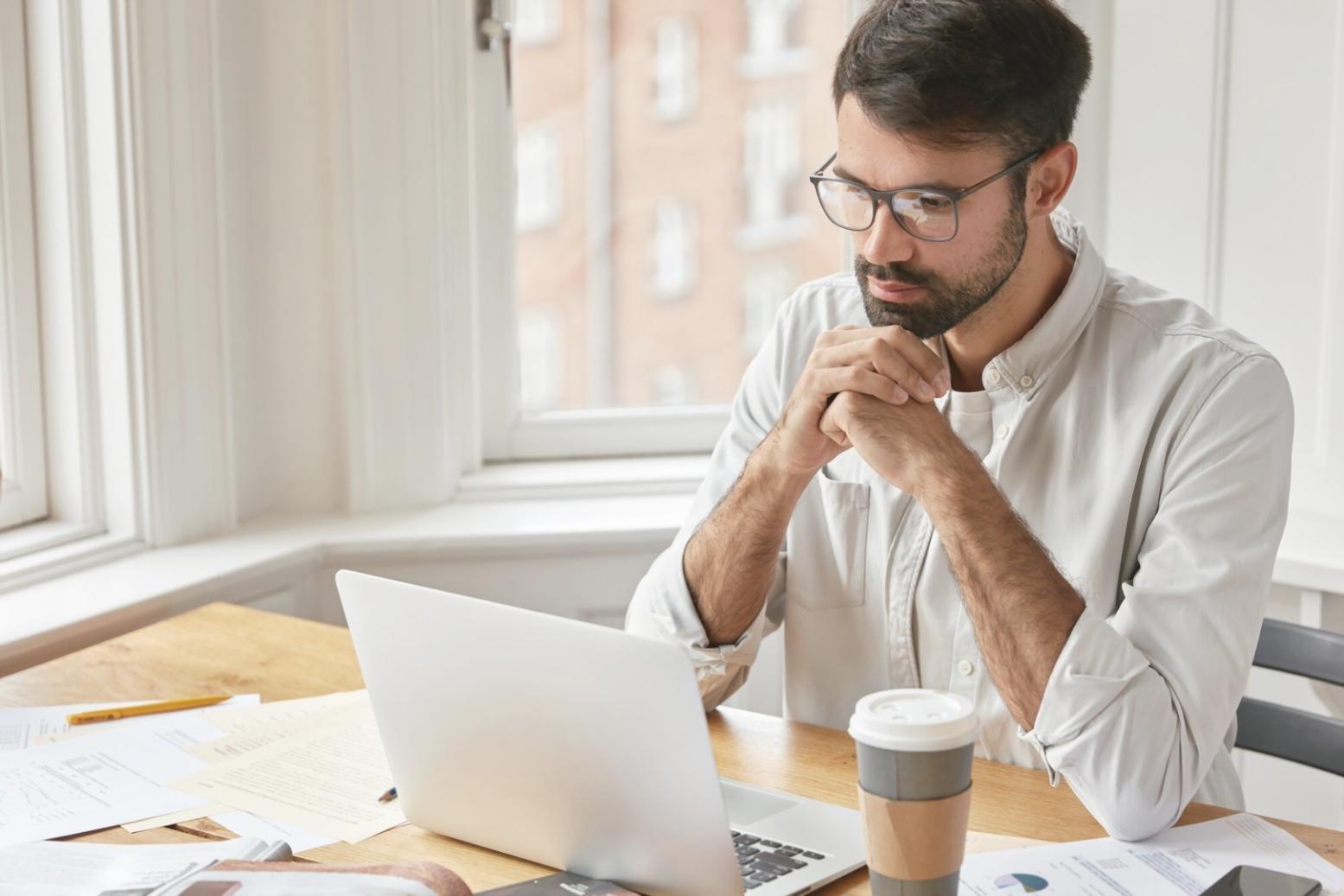 Grupo de personas colaborando en análisis financiero